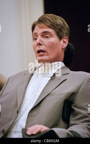 Schauspieler Christopher Reeve macht eine Aussage finanziellen Belastungen der deaktivieren Personen zu einem Kongress hören 14. April 1999 in Washington, DC. Reeves war in einen Reitstall Unfall gelähmt und hat wurde ein ausgesprochener Verfechter für Behinderte. Stockfoto