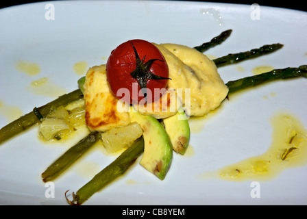 Frühstück Gebackener Käse Avocado Scheiben Rührei gegrillter Spargel Kirschtomaten Stockfoto