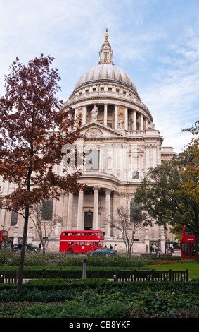 Rot Routemaster Bus vorbei St. Pauls Cathedral, London. Stockfoto