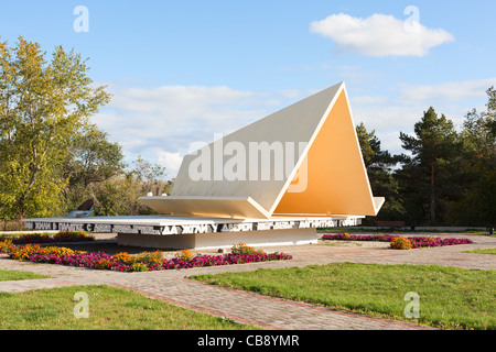 MAGNITOGORSK, Russland - 27 SEPTEMBER: Denkmal "Das erste Zelt" in der Stadt am 27. September 2011 in Magnitogorsk, Russland. Stockfoto