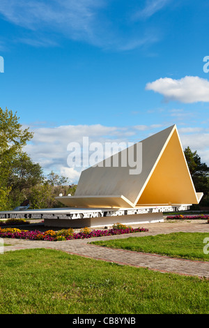 MAGNITOGORSK, Russland - CIRCA SEP, 2011: Denkmal "Das erste Zelt" befindet sich im Zentrum der Stadt. Magnitogorsk ist eine Industriestadt im Gebiet Tscheljabinsk, Stockfoto