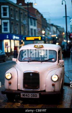 ein weißer London Taxi, UK Stockfoto