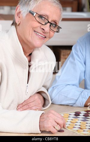 Porträt einer alten Frau Dame spielen Stockfoto