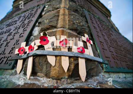 Kleine Erinnerung Kreuze gelegt in Speicher Hommage an der Aberystwyth War Memorial Wales UK Stockfoto