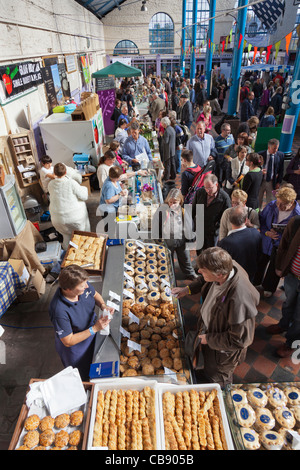 Menschen kaufen Lebensmittel aus Stände in der Markthalle Abergavenny Food Festival Wales UK Stockfoto