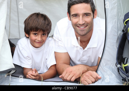 Vater und Sohn in einem Zelt camping Stockfoto