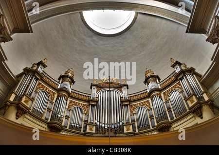 schöne Kirchenorgel im Dom von Helsinki, Finnland Stockfoto