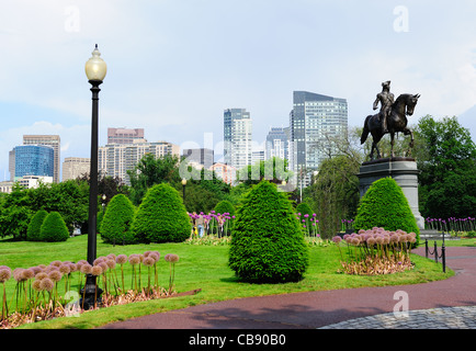 George Washington-Statue als Wahrzeichen in Boston Common Park mit Skyline der Stadt und Wolkenkratzern. Stockfoto