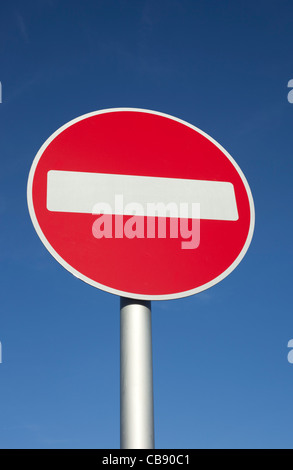 Britische kein Eintrag rot-weiße Runde Straße Zeichen und blauer Himmel. Stockfoto