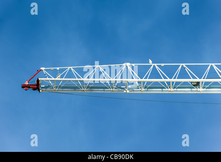 Zusammenfassung von Bau-Kran-Boom (und kleine Möwe auf in) mit blauen Himmel im Hintergrund Stockfoto