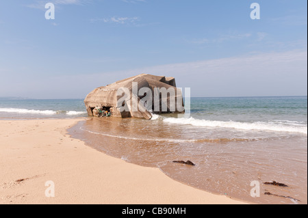 Reste des Atlantikwalls in der Normandie, abseits der ausgetretenen Pfade, hinter einer geschützten Natur Ozean Gezeiten reservieren Stockfoto