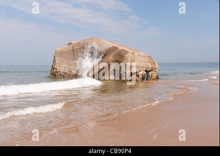 Reste des Atlantikwalls in der Normandie, abseits der ausgetretenen Pfade, hinter einer geschützten Natur Ozean Gezeiten reservieren Stockfoto