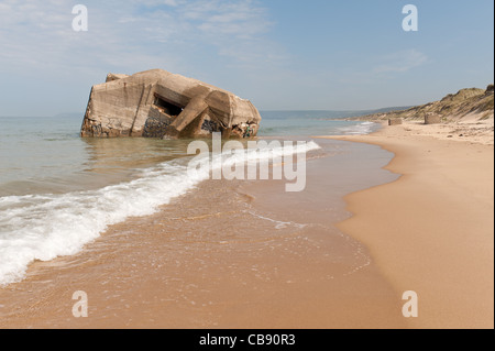 Reste des Atlantikwalls in der Normandie, abseits der ausgetretenen Pfade, hinter einer geschützten Natur Ozean Gezeiten reservieren Stockfoto
