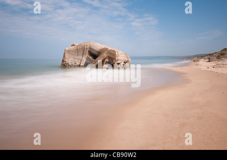 Reste des Atlantikwalls in der Normandie, abseits der ausgetretenen Pfade, hinter einer geschützten Natur Ozean Gezeiten reservieren Stockfoto