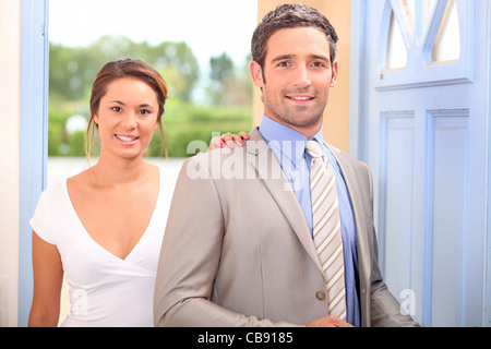 Paar Zuhause angekommen Stockfoto