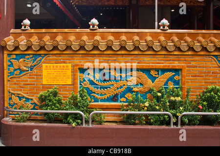 Bunte Wand von Kwan Im Thong Hood Cho Temple, Singapur. Stockfoto