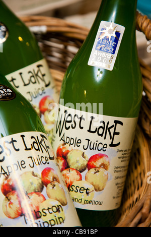 Flaschen Westsee Apfelsaft in einem Korb. Einen Vorgeschmack auf die West-Award Gewinner Stockfoto