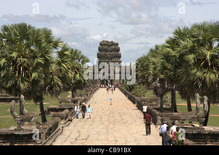 Angkor Wat, Palme gesäumten Promenade im Inneren Tempelgelände, Kambodscha Stockfoto