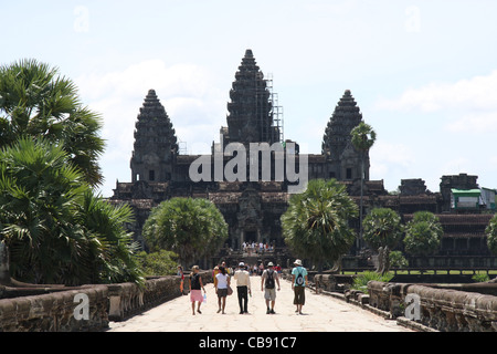 Angkor Wat, Palme gesäumten Promenade im Inneren Tempelgelände, Kambodscha Stockfoto