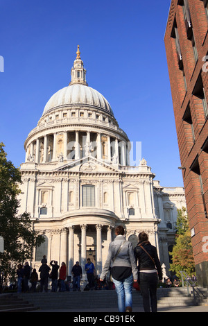 St.Pauls Kathedrale in London an einem klaren sonnigen Tag mit Touristen strömen rund um die Demonstranten besetzen London zu sehen. Stockfoto