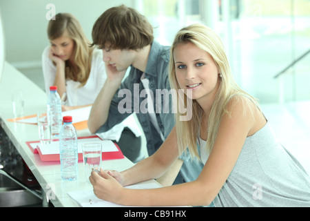 Drei Freunde zusammen zu überarbeiten Stockfoto