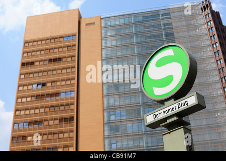 S-Bahn-Zeichen markieren einen Stopp am Potsdamer Platz in Berlin, Deutschland. Stockfoto