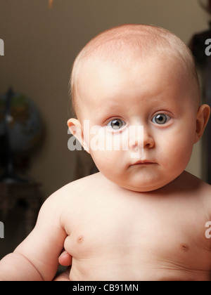 Porträt von 6 Monaten männliches Kind Baby Boy in blaue Augen Stockfoto