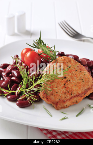 Marinierte Pfanne gebraten Schweinefleisch mit roten Bohnen Stockfoto