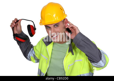 Arbeiter mit Gehörschutz Stockfoto