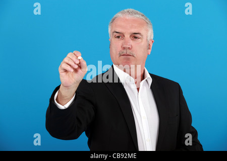 Unternehmer, die auf einem Brett zu schreiben Stockfoto