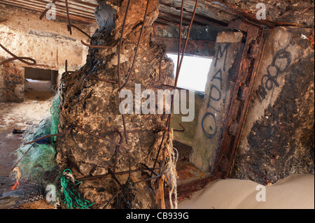 Strukturelles Versagen im Bunker rostigen Türstürze konkrete imprägnierten Rostflecken Krebs, Zusammenbruch der Wände und des Daches Stockfoto