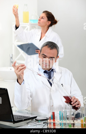 Wissenschaftler, die Durchführung von Experimenten Stockfoto