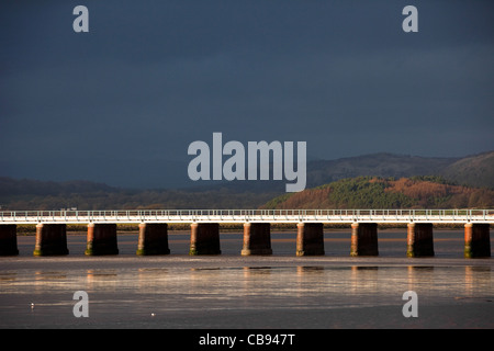 Stürmisches Wetter und dunklen Himmel über den rekonstruierten Eisenbahnbrücke   The Kent-Viadukt-Mündung, Morecambe Bay, Arnside, Stockfoto