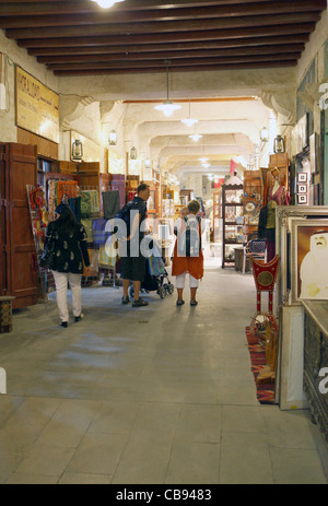 Eine Familie von Besucher erkunden eine Arkade in weitläufigen Souq Waqif, Doha, Katar Stockfoto