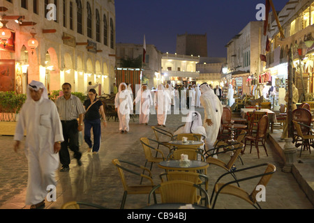 Katarische Staatsangehörige und Ausländer mischen sich im Souq Waqif am Abend Stockfoto