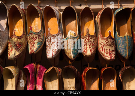 Indien, Westbengalen, Kolkata, Chowringhee, neuer Markt, Lytton Straße, Schuhe zum Verkauf auf am Straßenrand Anbieter stall Stockfoto