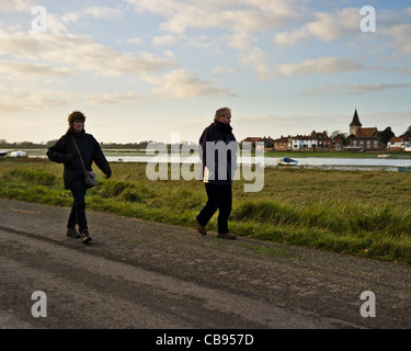 Ein paar beim Spaziergang in der Nähe von Bosham Stockfoto