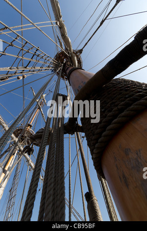 Mast und Takelage der Segler Shtandart in Maassluis während der Furieade im Jahr 2011 Stockfoto