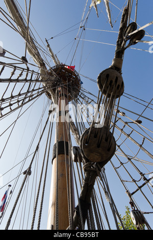 Mast und Takelage der Segler Shtandart in Maassluis während der Furieade im Jahr 2011 Stockfoto