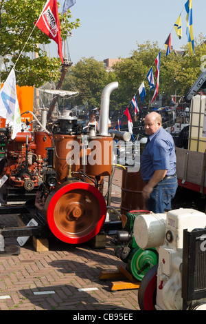 Demonstration der alten Dieselmotoren während der Furieade in Maassluis. Stockfoto