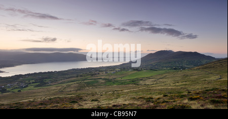 Morgendämmerung über Carlingford Hafen und Cooley Mountains, Counyu Louth, Irland, Stockfoto