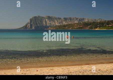 Menschen Baden und Schwimmen am Capo Coda Cavallo-Bucht und den Strand, gegenüber der Insel Tavolara, Sardinien, Italien Stockfoto