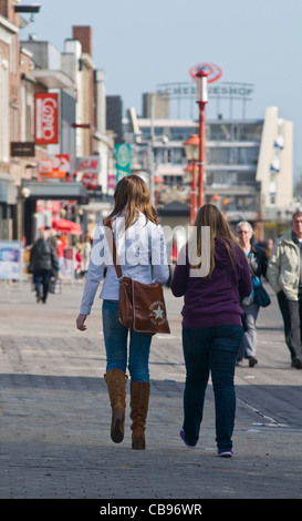 Menschen zu Fuß entlang der Haupteinkaufsstraße in die niederländische Stadt Veenendaal Stockfoto