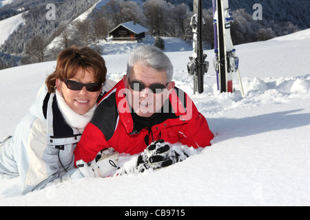 Paar im Schnee liegen Stockfoto