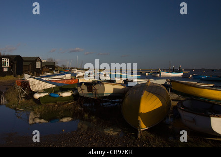 Viele kleine Boote vertäut am Orford Quay in Suffolk, England Stockfoto