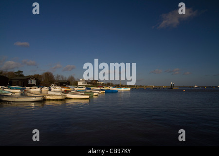 Viele kleine Boote vertäut am Orford Quay in Suffolk, England Stockfoto