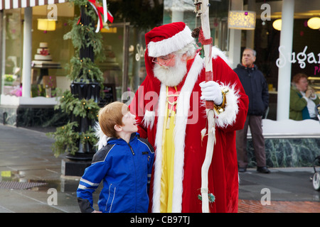 Santa Claus und junge. Winterfest, Oak Park, Illinois Stockfoto