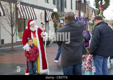 Santa Claus posiert für Fotos mit kleinen Jungen. Winterfest, Oak Park, Illinois Stockfoto