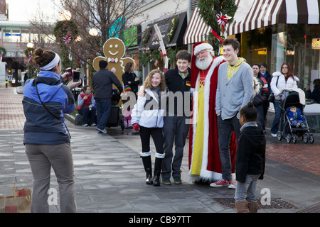 Santa Claus posiert für Fotos mit Jugendlichen, jungen Erwachsenen. Winterfest, Oak Park, Illinois Stockfoto