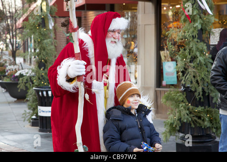 Santa Claus und junge. Winterfest, Oak Park, Illinois Stockfoto